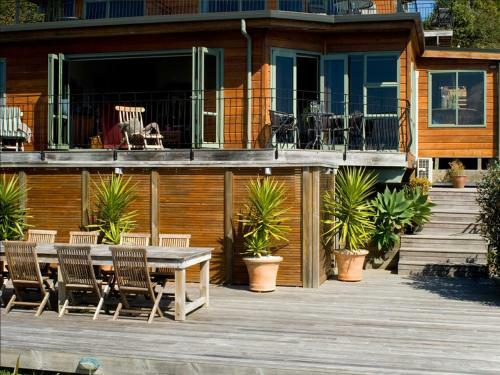 Lodge Cliff Edge By The Sea