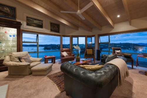 Lodge Cliff Edge By The Sea