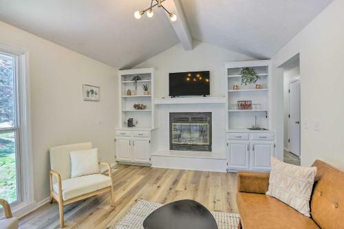 Modern Boho Gem Yard And 10 Mi To Baxter Arena