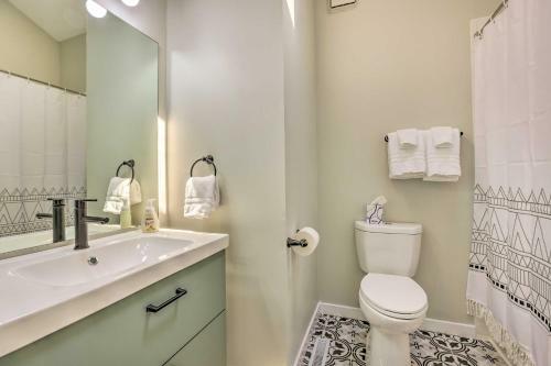 Modern Boho Gem Yard And 10 Mi To Baxter Arena