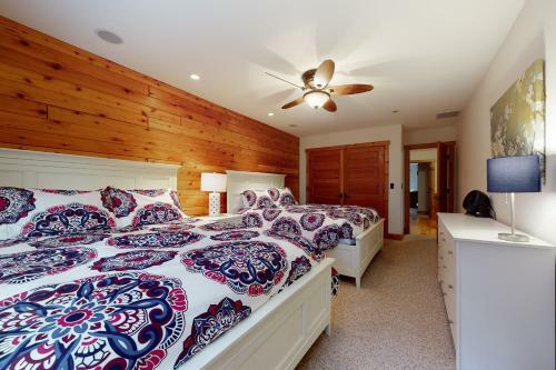 Luxury Adirondack Lakeview