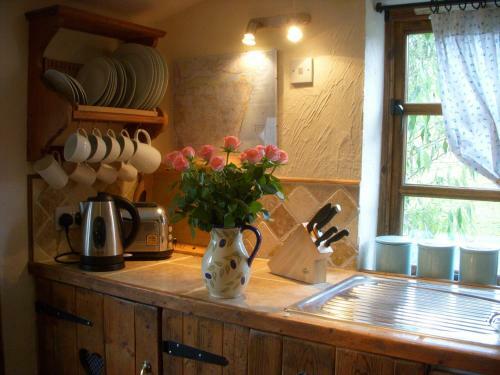 Thatched Seaside Country Cottage For Two