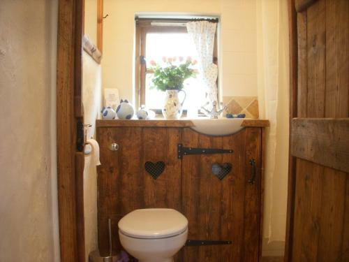 Thatched Seaside Country Cottage For Two