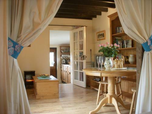 Thatched Seaside Country Cottage For Two