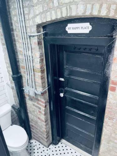 1850s Historic Row House 7min Train To Nyc With Private Backyard