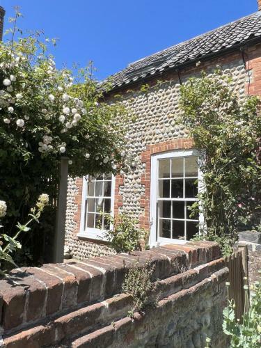 2 Bed Flint Cottage Walking Distance To Beach