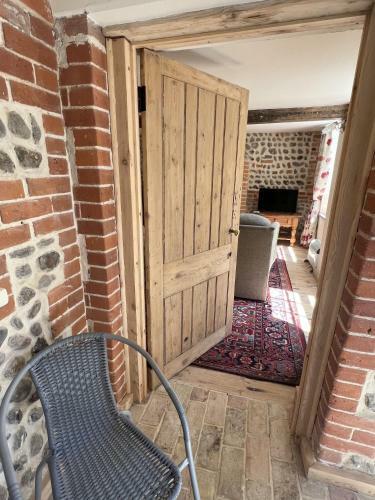 2 Bed Flint Cottage Walking Distance To Beach