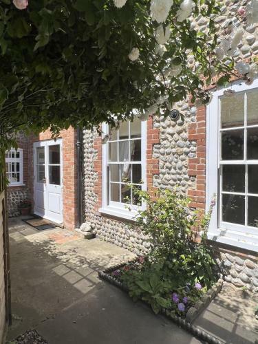 2 Bed Flint Cottage Walking Distance To Beach