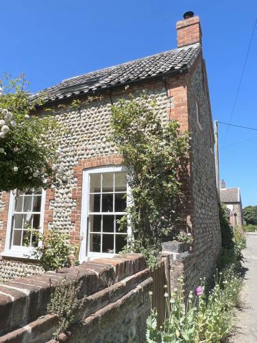 2 Bed Flint Cottage Walking Distance To Beach