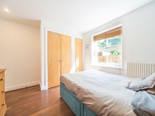 Pass The Keys Spacious Apartment Leading Onto A Shared Garden