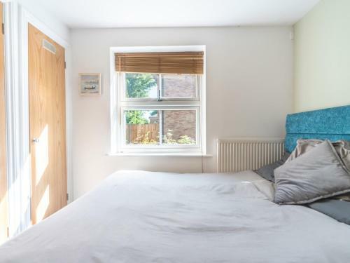 Pass The Keys Spacious Apartment Leading Onto A Shared Garden