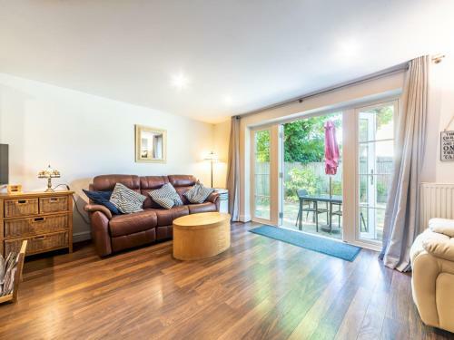 Pass The Keys Spacious Apartment Leading Onto A Shared Garden