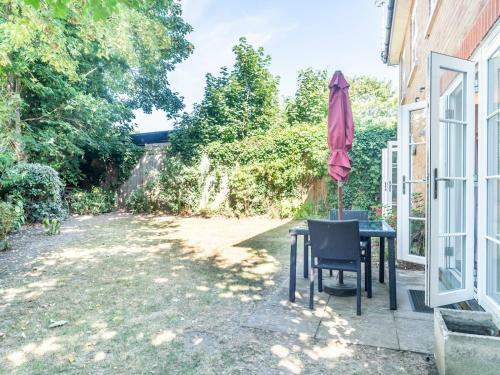 Pass The Keys Spacious Apartment Leading Onto A Shared Garden