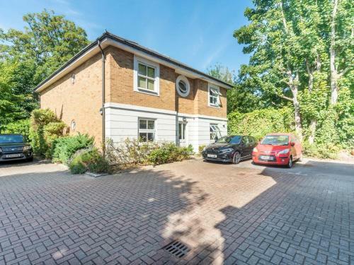Pass The Keys Spacious Apartment Leading Onto A Shared Garden