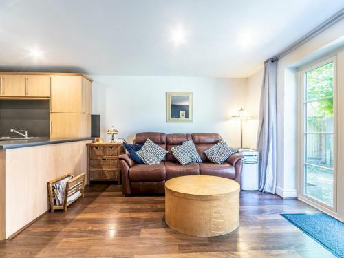 Pass The Keys Spacious Apartment Leading Onto A Shared Garden