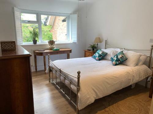 Stunning 2-bedroom Apartment In Central Warwick