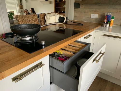 Stunning 2-bedroom Apartment In Central Warwick