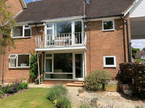 Stunning 2-bedroom Apartment In Central Warwick