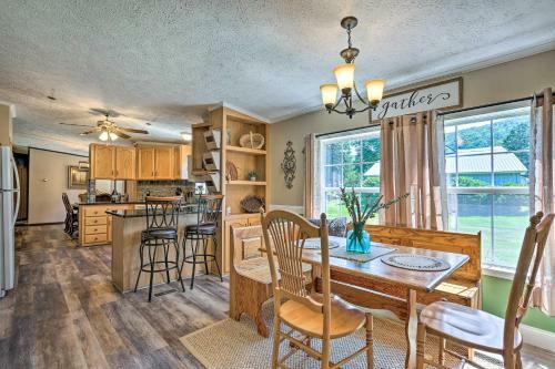 Charming Roscoe Retreat With Grill And Fire Pit!