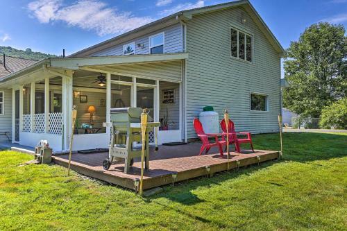 Charming Roscoe Retreat With Grill And Fire Pit!