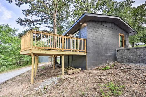 Updated Lakefront Cabin With Deck And Boat Dock!