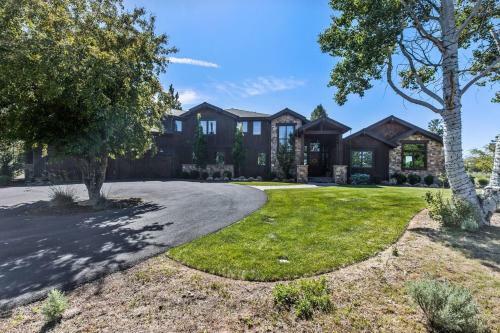 Bend Luxury Escape!