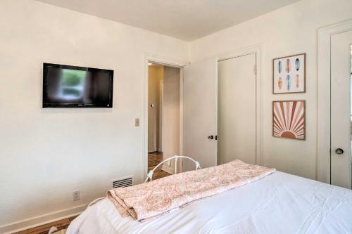 Seaside Abode With Hot Tub Walk To Beaches!
