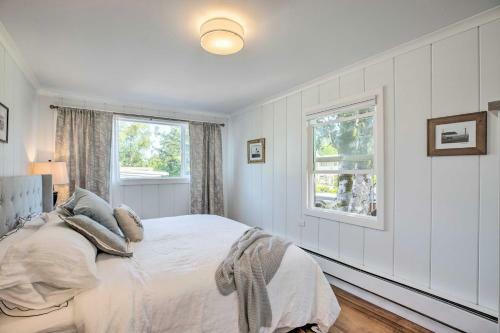 Quaint Sur La Mer Cottage With Deck, Fire Pit