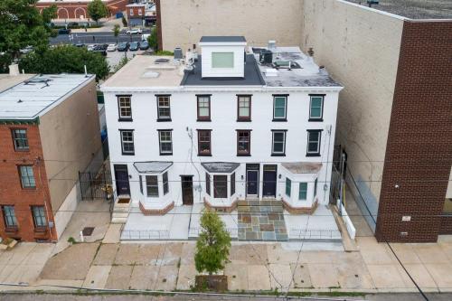 Cottage Chic Philly Townhome With City Views!