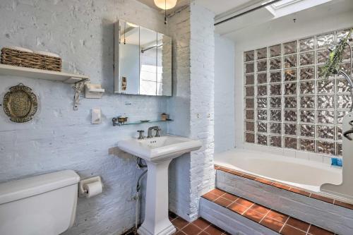 Cottage Chic Philly Townhome With City Views!