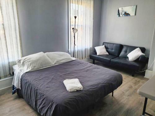 1 Bdrm Apartment With 2 Queen Beds & Small Kitchenette