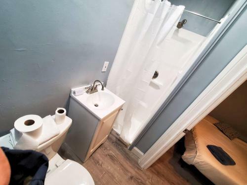 1 Bdrm Apartment With 2 Queen Beds & Small Kitchenette