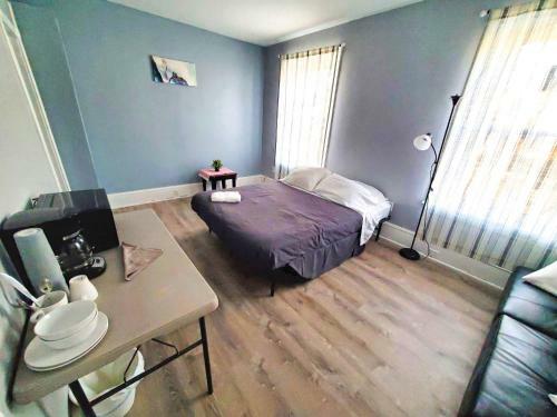 1 Bdrm Apartment With 2 Queen Beds & Small Kitchenette