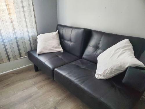 1 Bdrm Apartment With 2 Queen Beds & Small Kitchenette