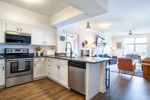 Riverside Condo Downtown River Views Access