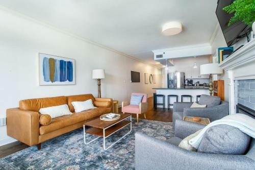 Riverside Condo Downtown River Views Access