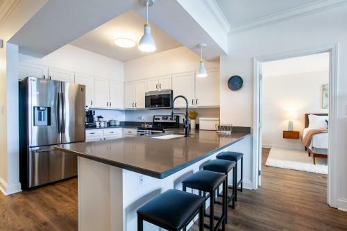 Riverside Condo Downtown River Views Access