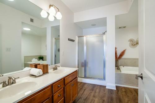 Riverside Condo Downtown River Views Access