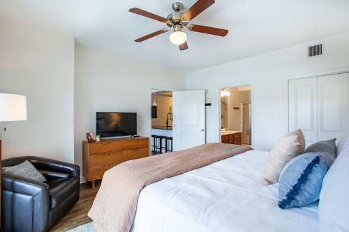 Riverside Condo Downtown River Views Access