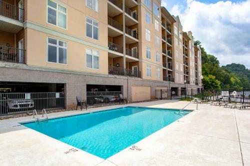 Riverside Condo Downtown River Views Access