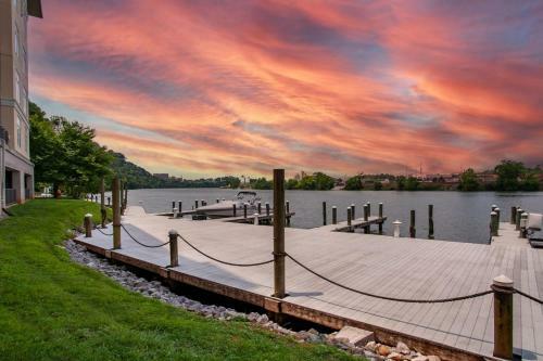 Riverside Condo Downtown River Views Access