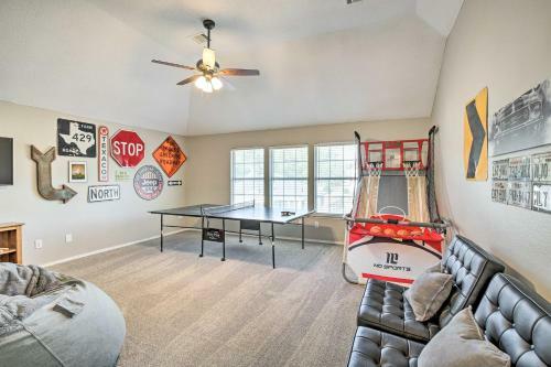Beautiful Brick Home With Game Room, Pool And Spa