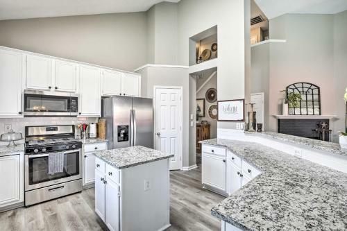 Beautiful Brick Home With Game Room, Pool And Spa
