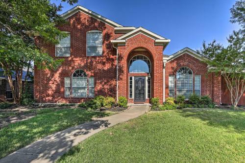 Beautiful Brick Home With Game Room, Pool And Spa