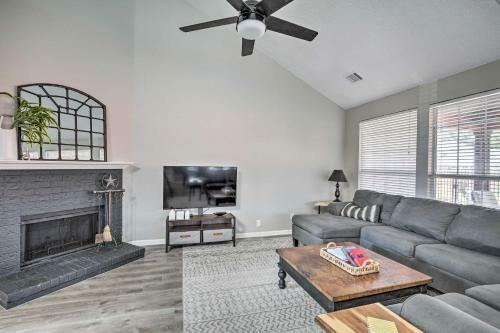 Beautiful Brick Home With Game Room, Pool And Spa