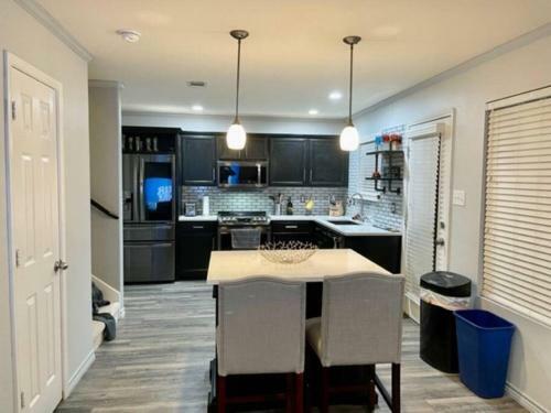 Centrally Located In Dfw 3br Close To Stadiums!