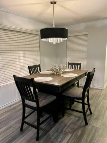 Centrally Located In Dfw 3br Close To Stadiums!