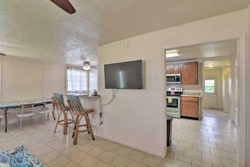 Island Home With Grill, 2 Mi To Moody Gardens!
