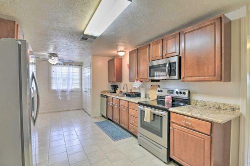 Island Home With Grill, 2 Mi To Moody Gardens!