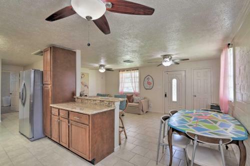 Island Home With Grill, 2 Mi To Moody Gardens!